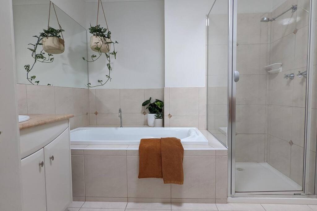5 BR home, 2 bathroom, spacious living & spa ensuite - Housity