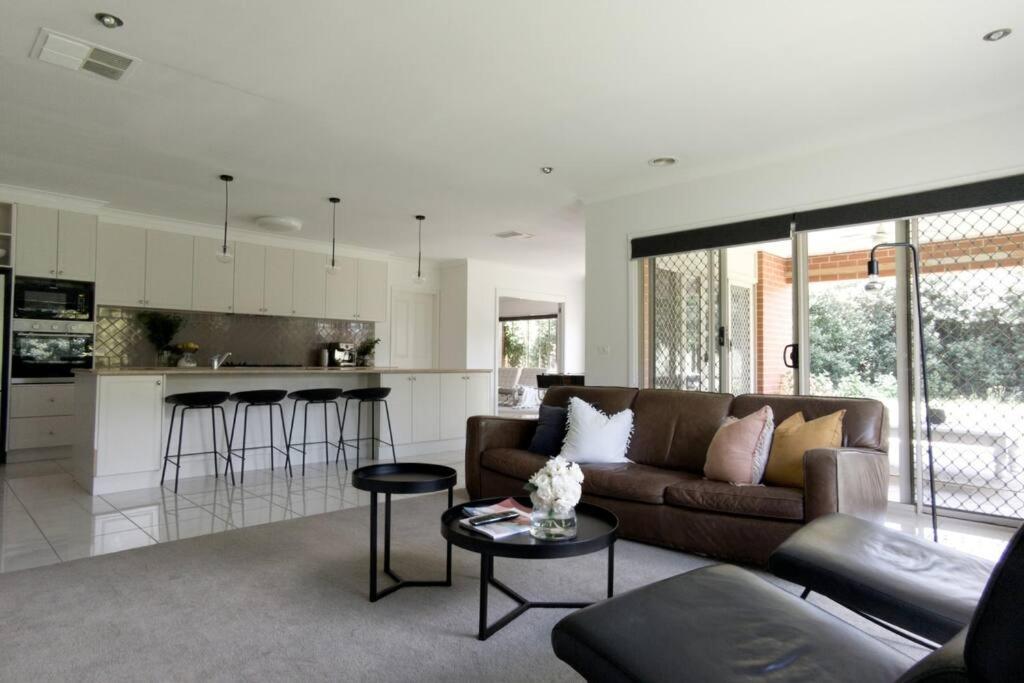 5 BR home, 2 bathroom, spacious living & spa ensuite - Housity