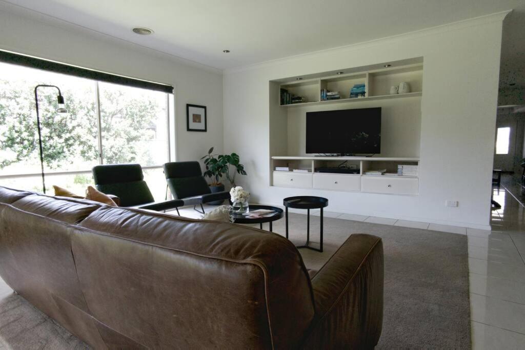 5 BR home, 2 bathroom, spacious living & spa ensuite - Housity