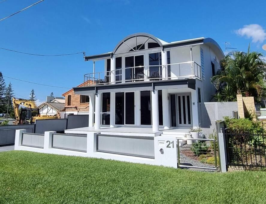 Beachside Beauty- large family home in Scarborough - Housity