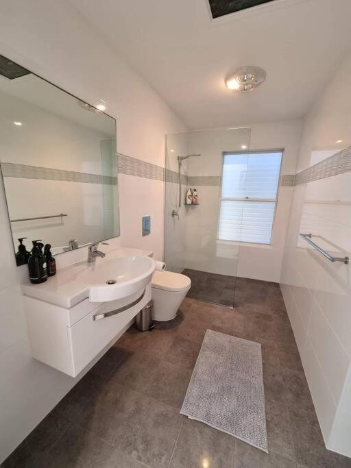 Suitetrails - Beachside Beauty- large family home in Scarborough
