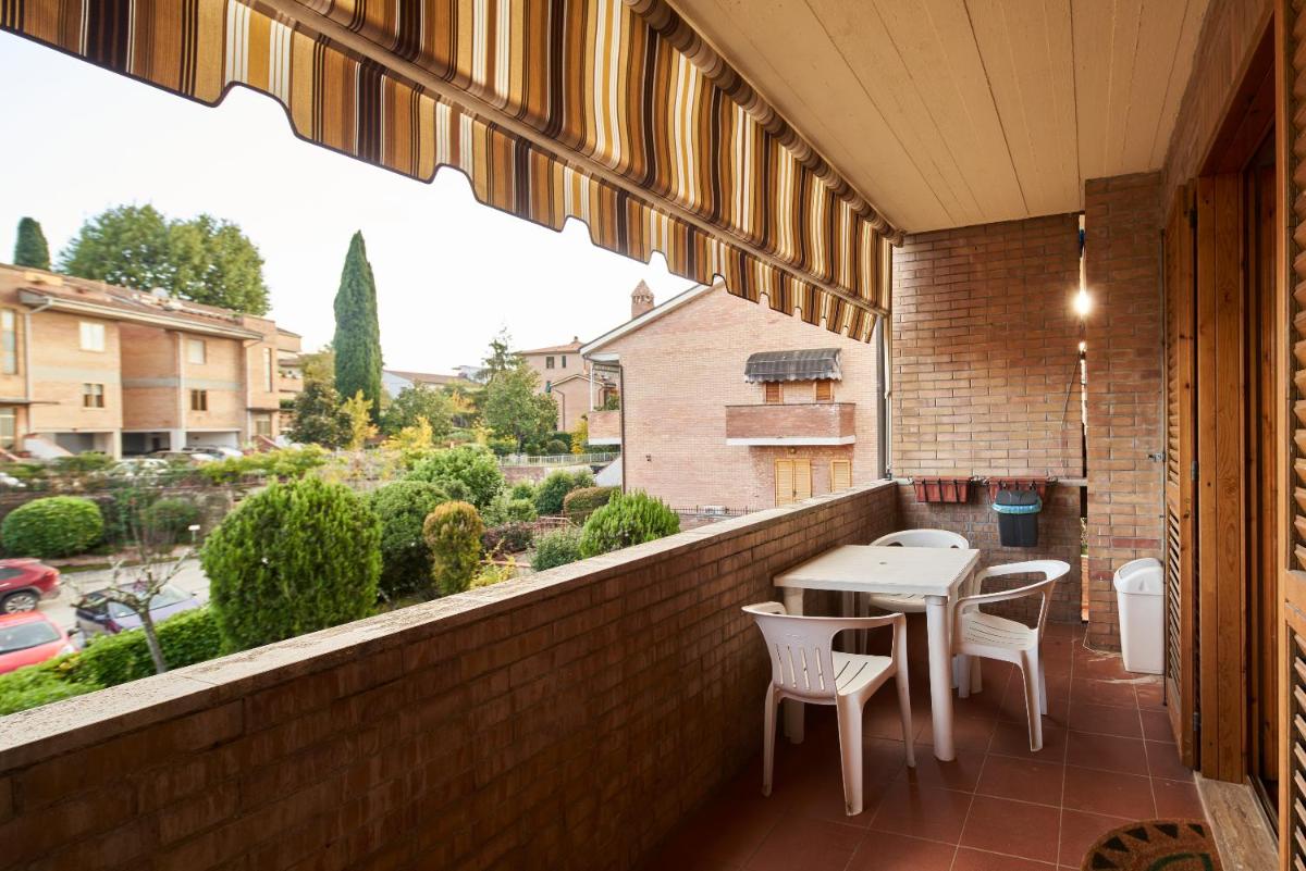 Little Brick House on Siena Hills with Balconies - Housity