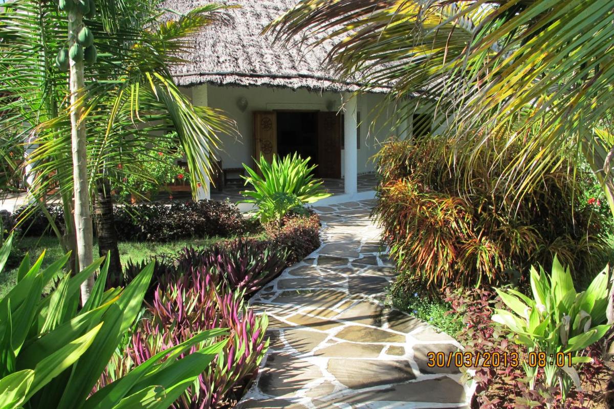Deluxe villa with garden pool with service staff 150mt from the sea - Housity