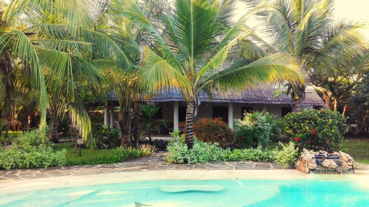 Deluxe villa with garden pool with service staff 150mt from the sea - Housity