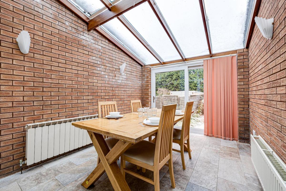 Spacious 4 Bedroom House in MCR - Housity