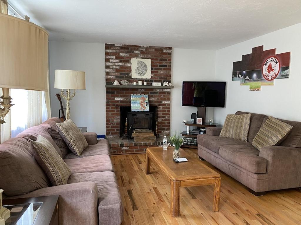 A Cozy Cape house steps to Restaurants & Beaches ~1.4 miles down scenic roads - Housity
