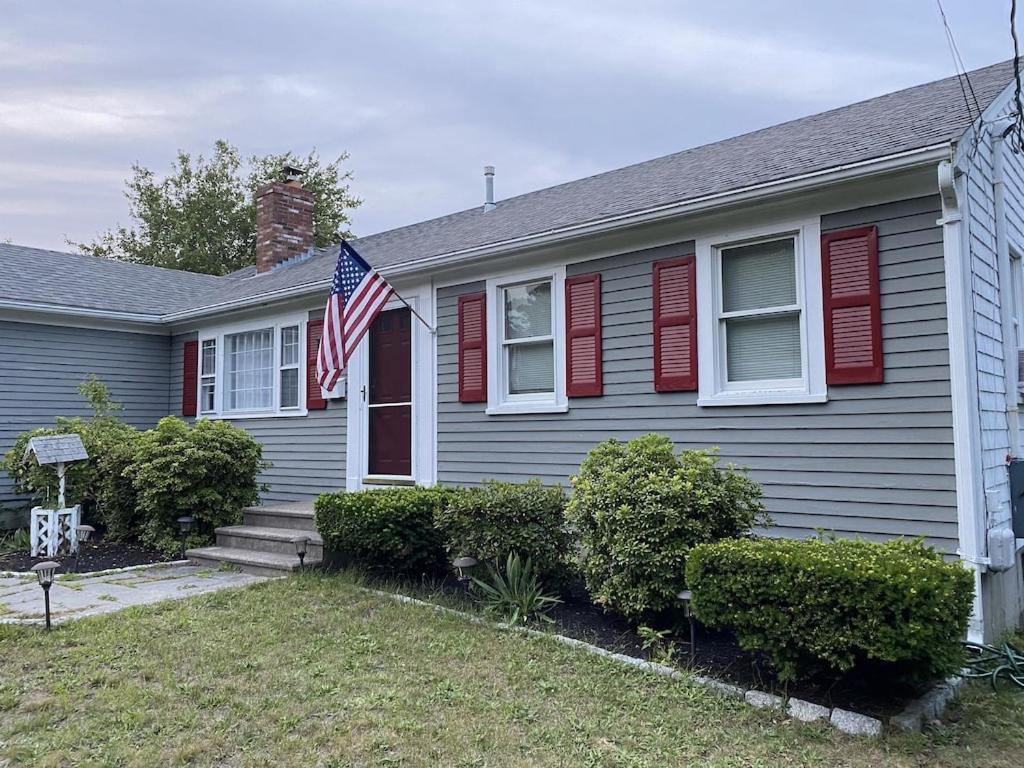 A Cozy Cape house steps to Restaurants & Beaches ~1.4 miles down scenic roads - Housity