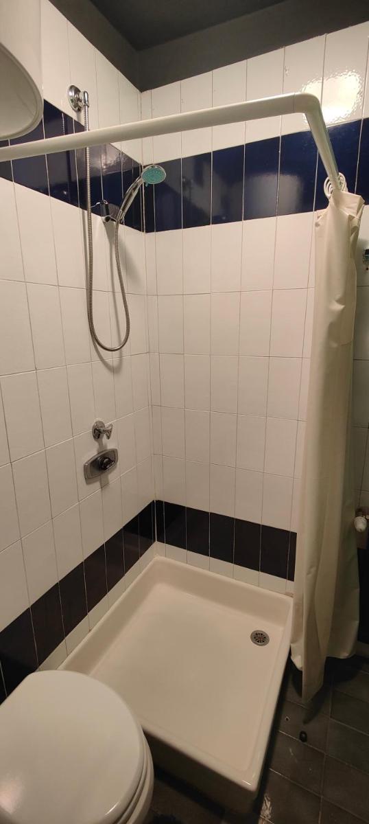 Hostdomus - Modern Art Flat - Housity