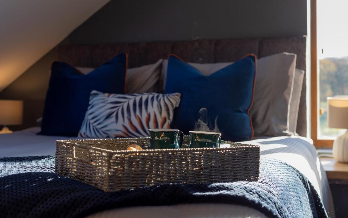 Stunning rural stay with idyllic views & great location - Housity