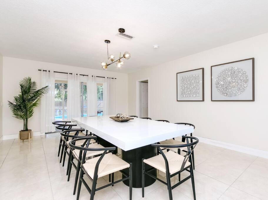 Modern Spacious 5-Bedroom Home with Pool - Housity