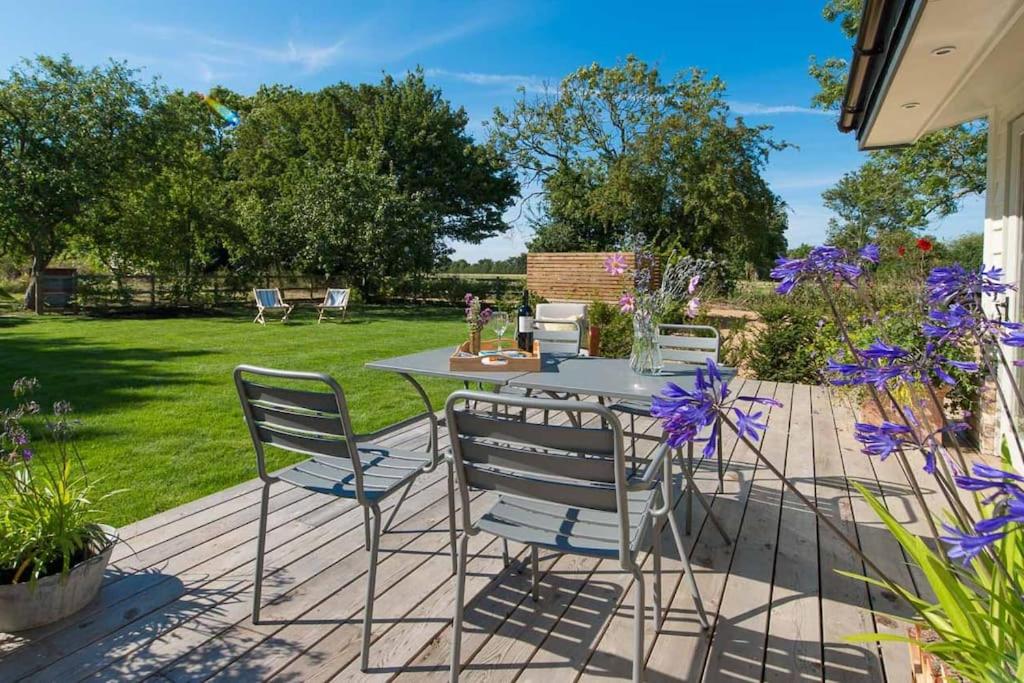 Skylarks, enjoy the decking overlooking your garden and wildflower meadow - Housity