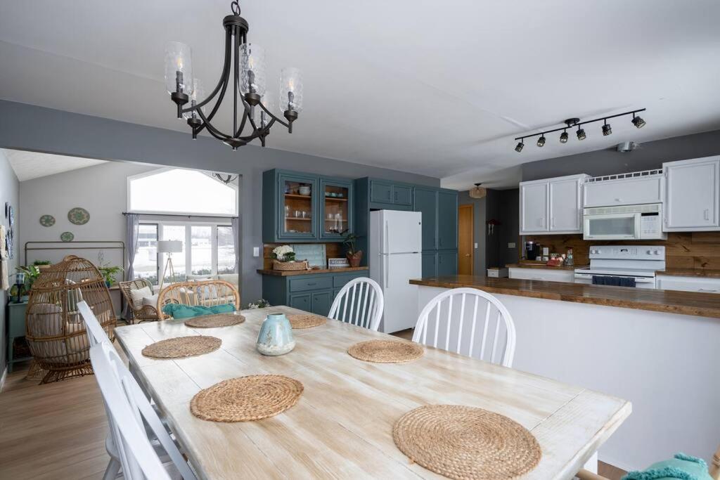 9 Beds & 5 Bath BOHO home in Great Grand Rapids - Housity