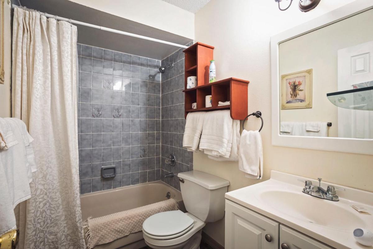 3 bed 2 bath fenced yard pet friendly great location 6 m from WEC - Housity