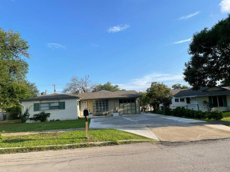LARGE PIECE OF HEAVEN Back house - Housity