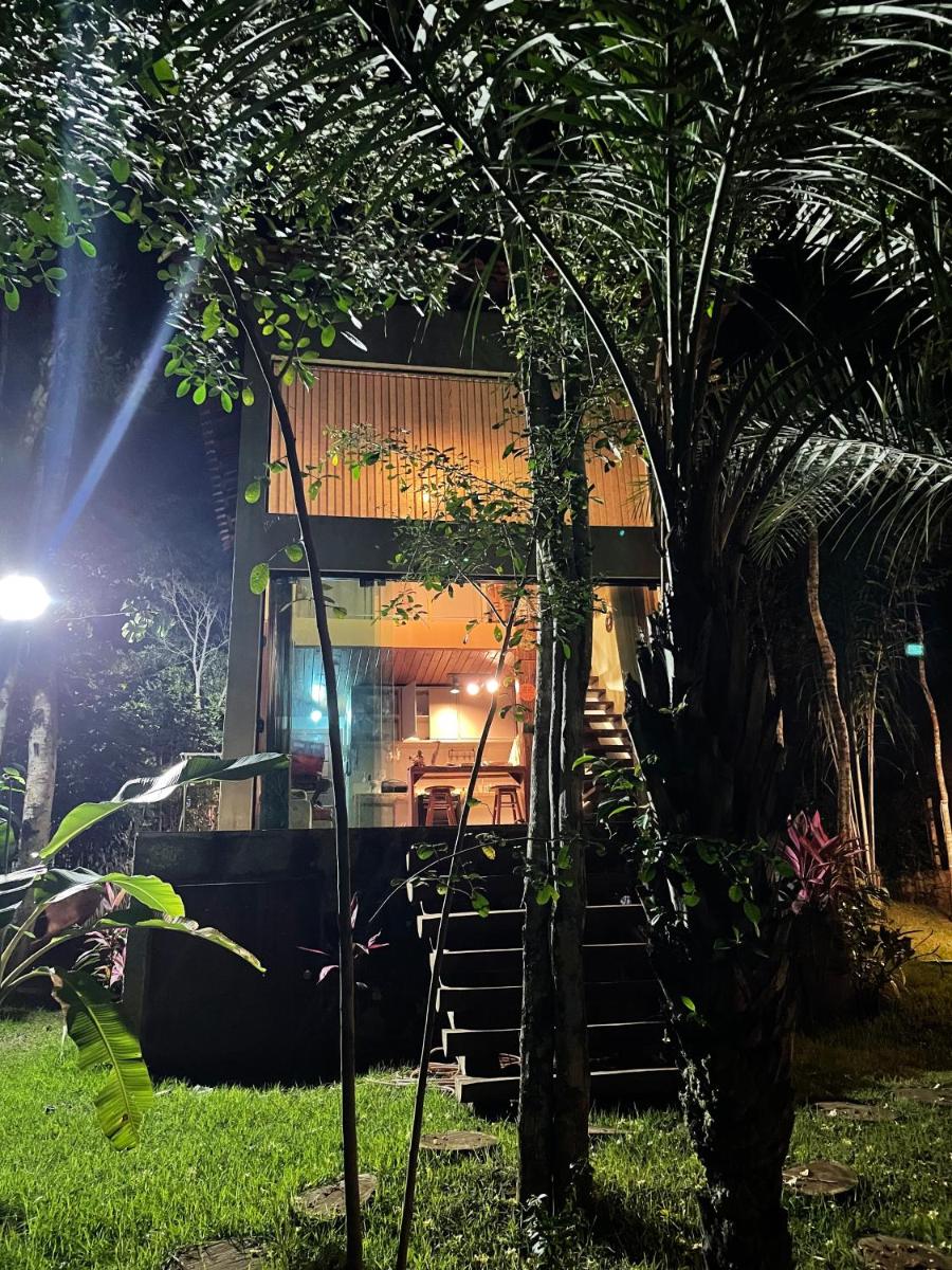 Tiny House com lagoa privada. Refúgio para casais na floresta e perto da Praia do Forte. - Housity