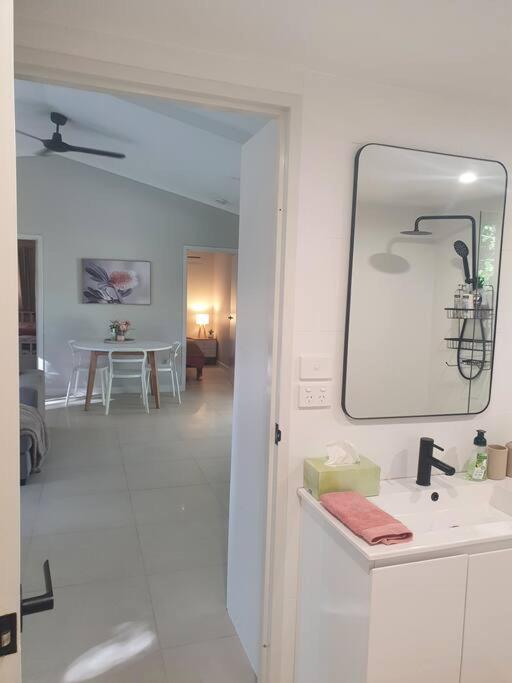 Adorable 2 bedroom unit, set in lush gardens - Housity