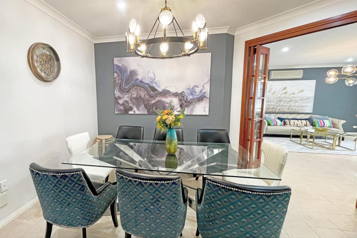 Spacious 5BR House in Hallam near Bunjil Place - Housity
