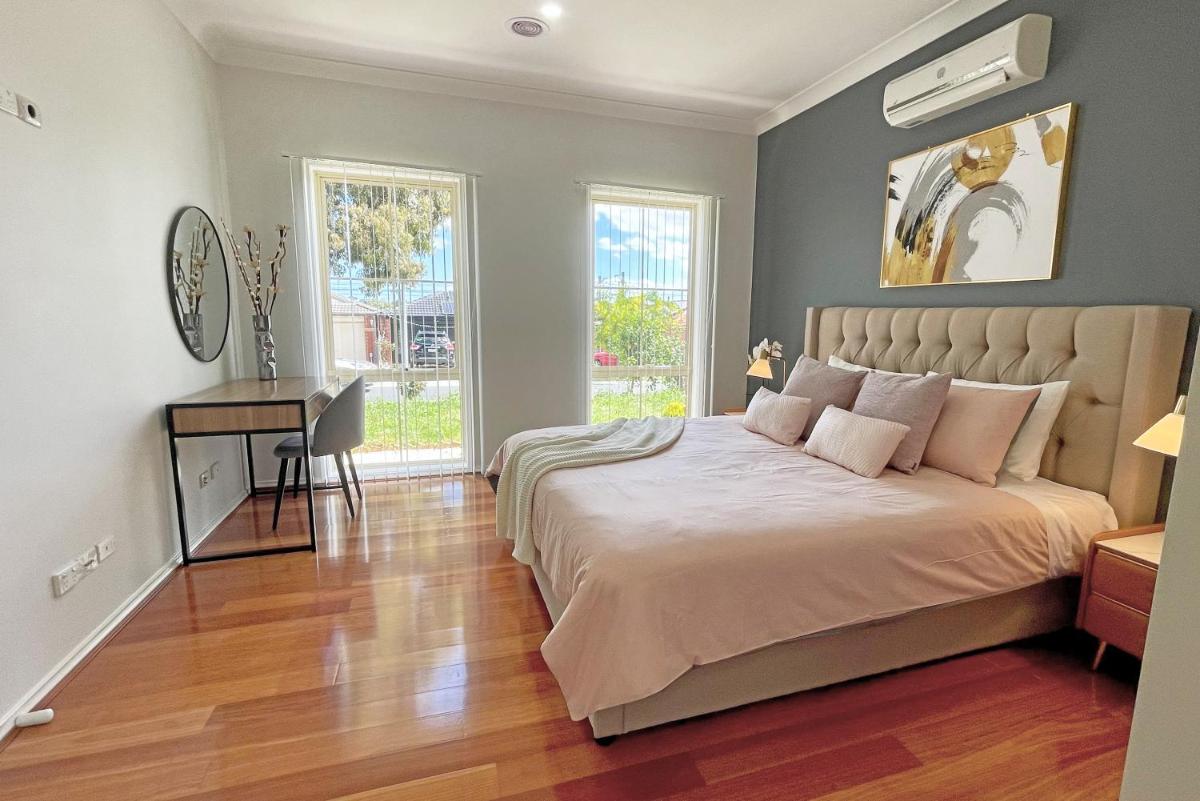 Spacious 5BR House in Hallam near Bunjil Place - Housity
