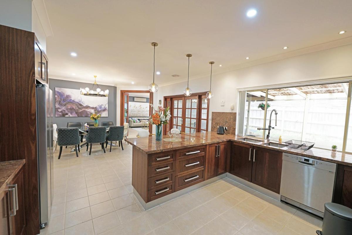 Spacious 5BR House in Hallam near Bunjil Place - Housity