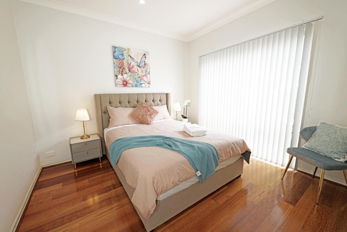 Spacious 5BR House in Hallam near Bunjil Place - Housity