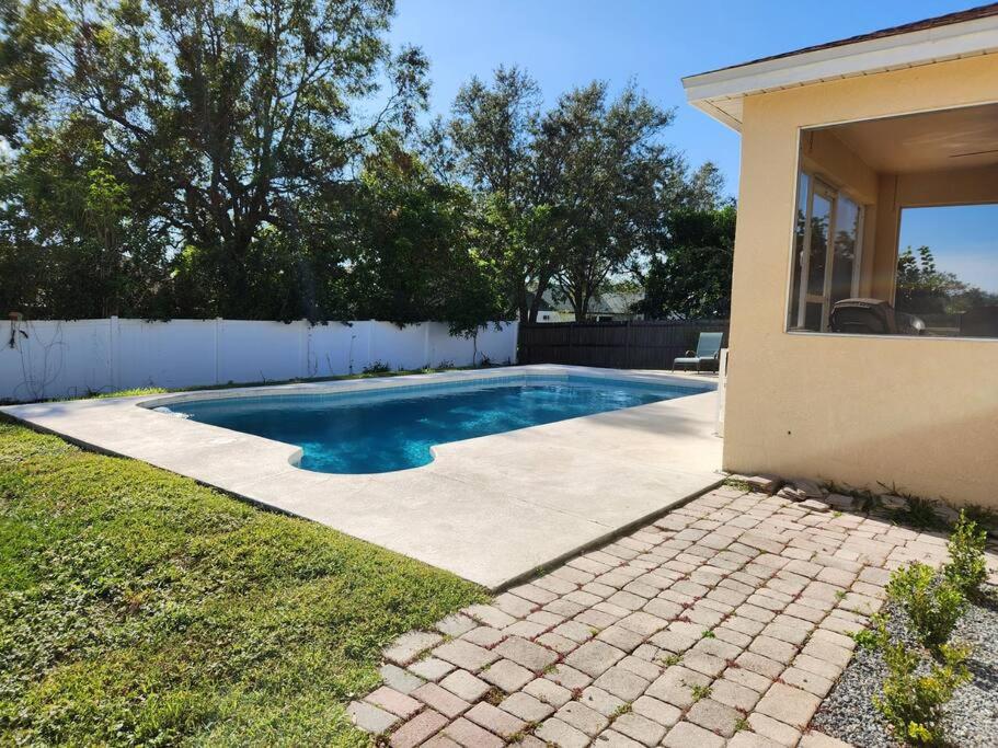 Spacious Private Family Home with Inground pool - Housity