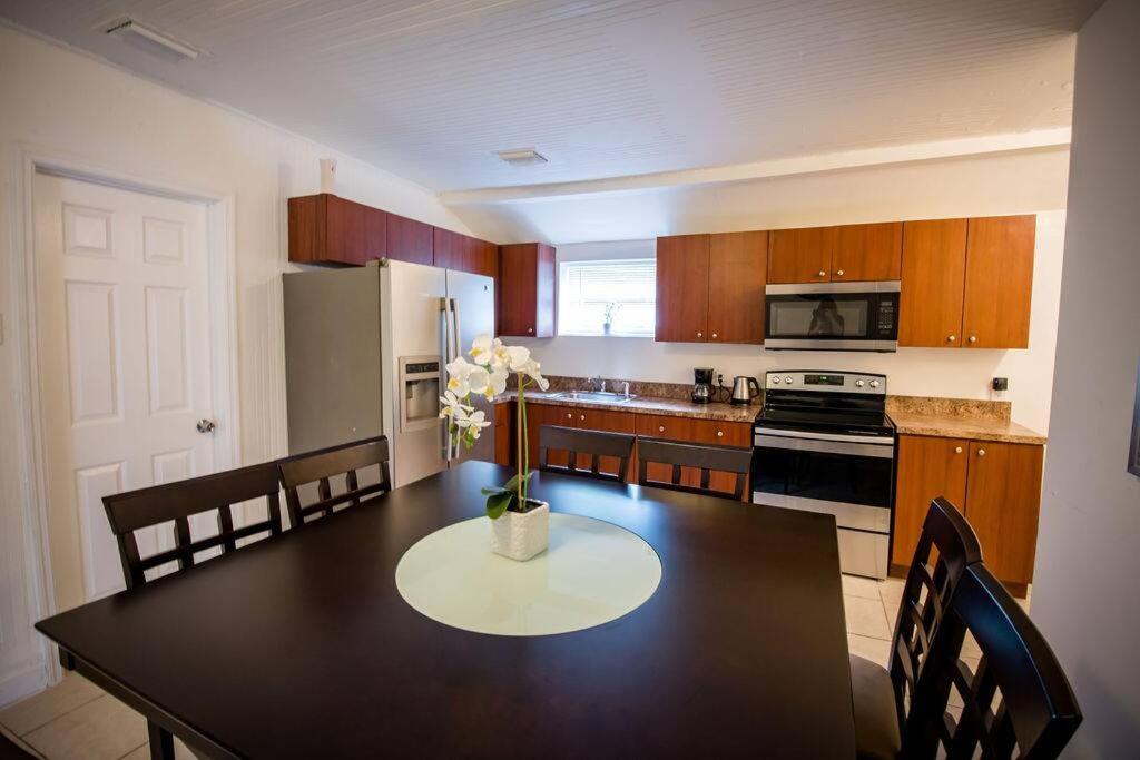 3 Bedroom Miami Home 15 Minutes to the Beach - Housity