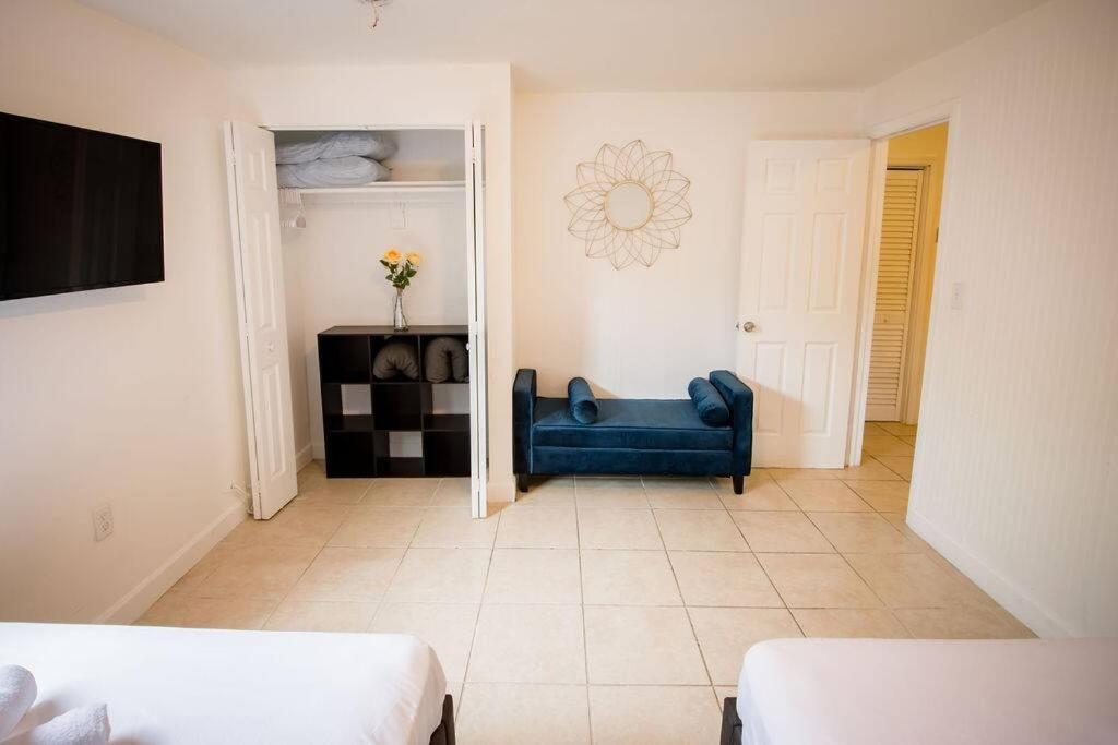 3 Bedroom Miami Home 15 Minutes to the Beach - Housity