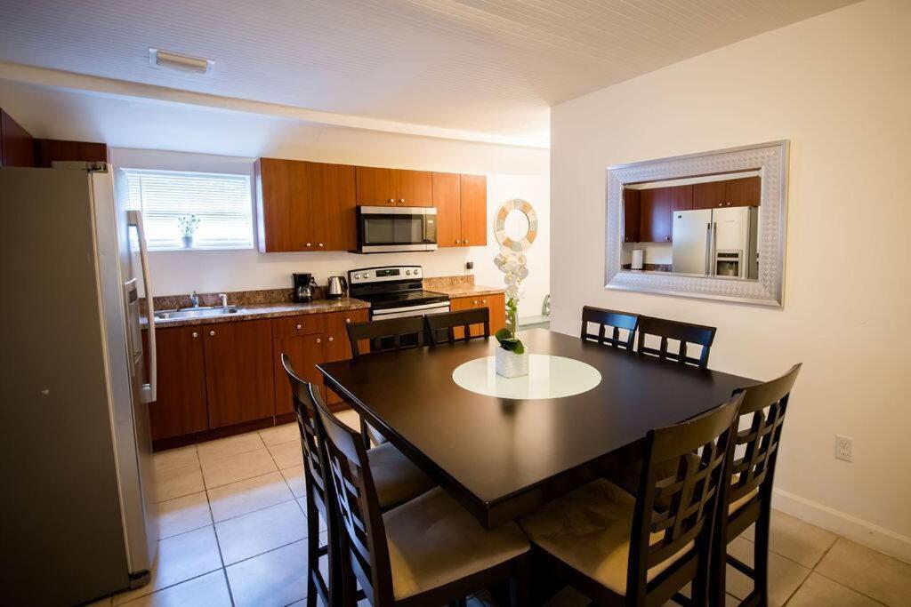 3 Bedroom Miami Home 15 Minutes to the Beach - Hizvo