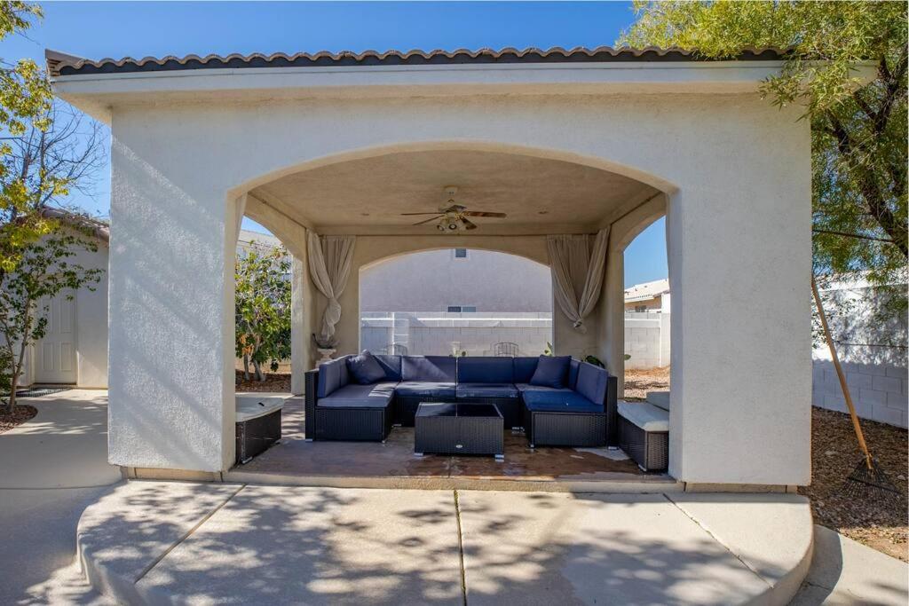 Luxury Vacation 4000 Sq Ft House Huge Pool / Spa minutes to the Strip Vegas View - Housity