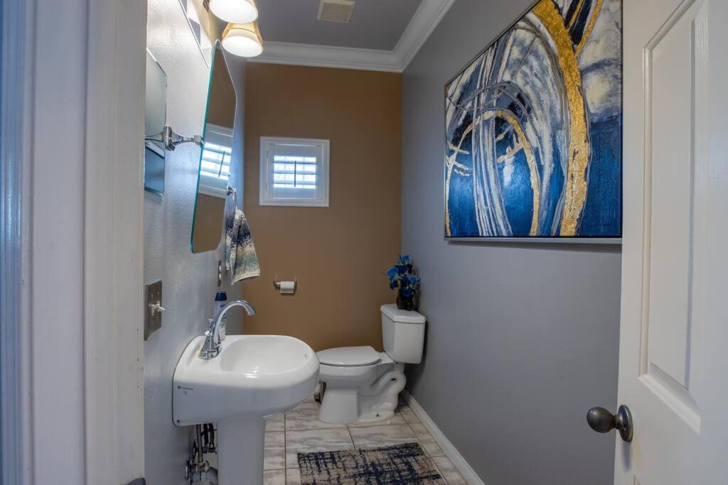 Luxury Vacation 4000 Sq Ft House Huge Pool / Spa minutes to the Strip Vegas View - Housity