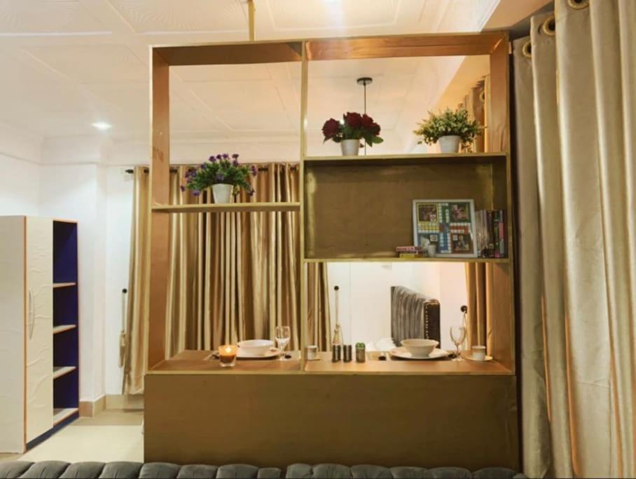 Suitetrails - Big Studio Unit in Lekki phase 1 - Kitchen, Washer, 24-7 light, WiFi & Netflix