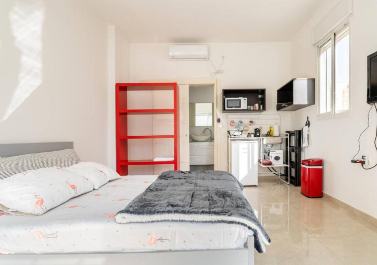 Elegant Studio in New Atlit with Garden & BBQ, 3 Min to Beach, Free Netflix - Housity