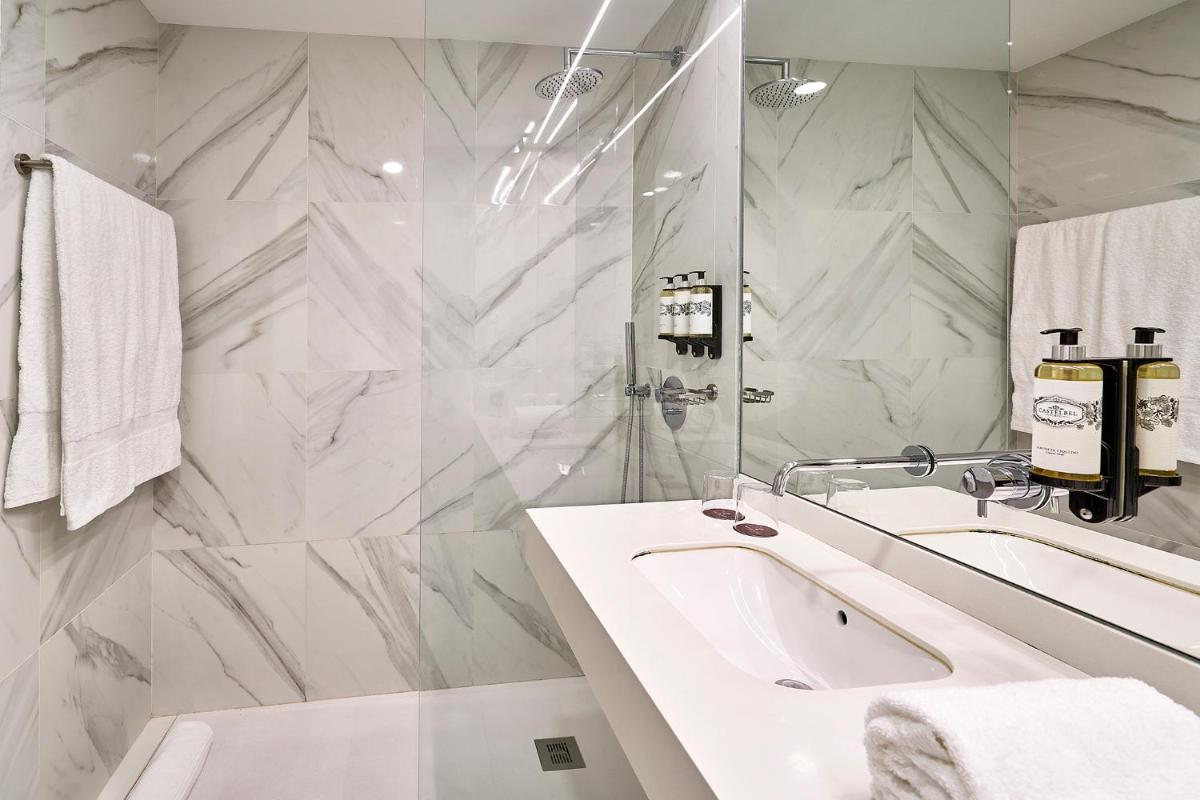 Uma casa de banho em Ribeira Collection Hotel by Piamonte Hotels