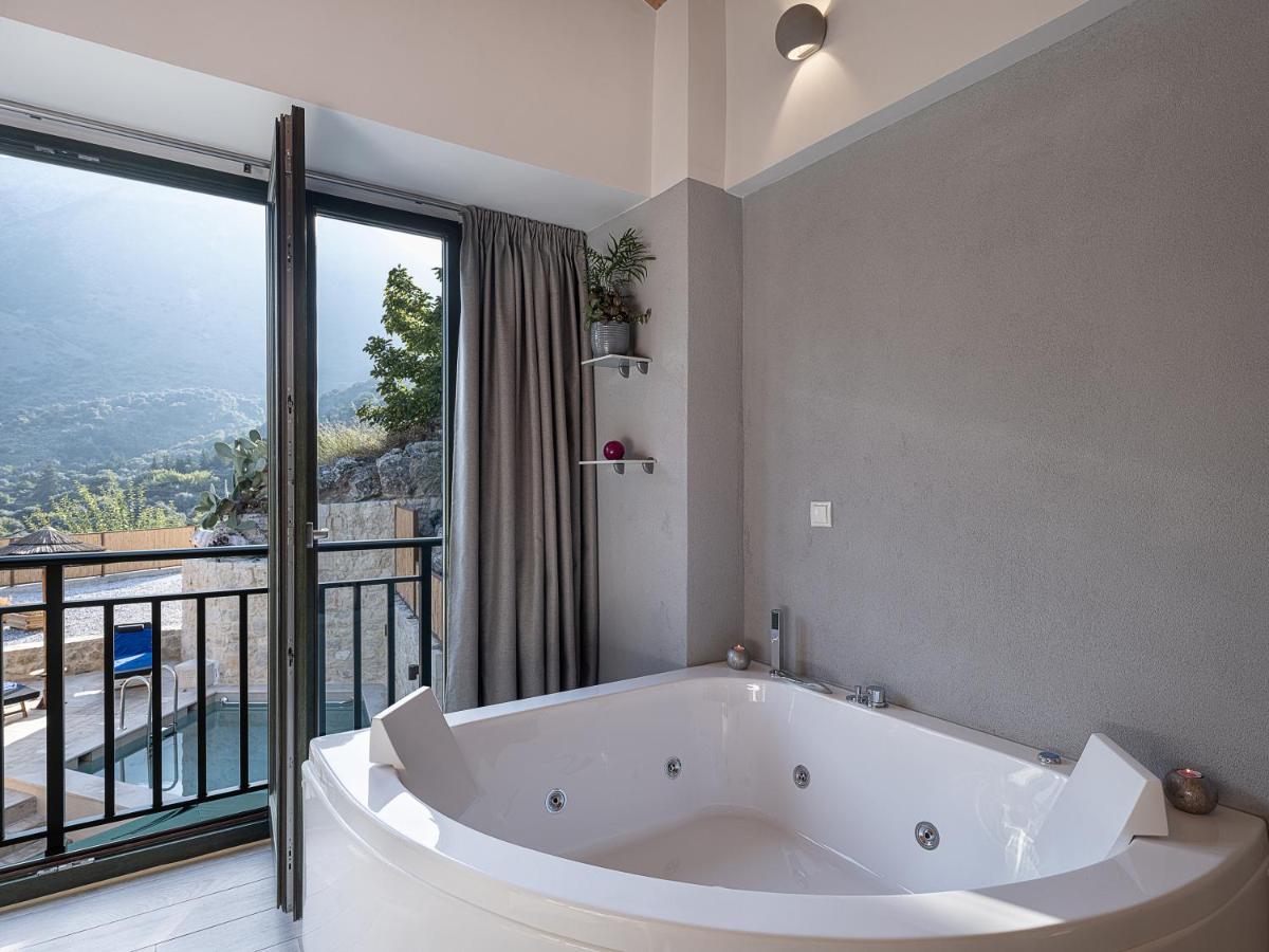 Luxury love nest with hot tub & heated pool - Housity