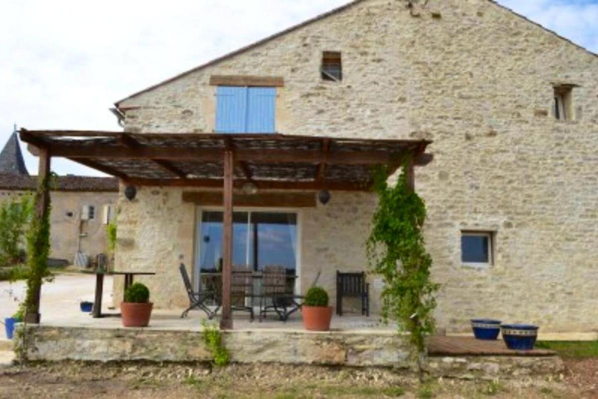 Villa accueillante à Saint-Vincent-Rive-d'Olt avec piscine privée - Housity