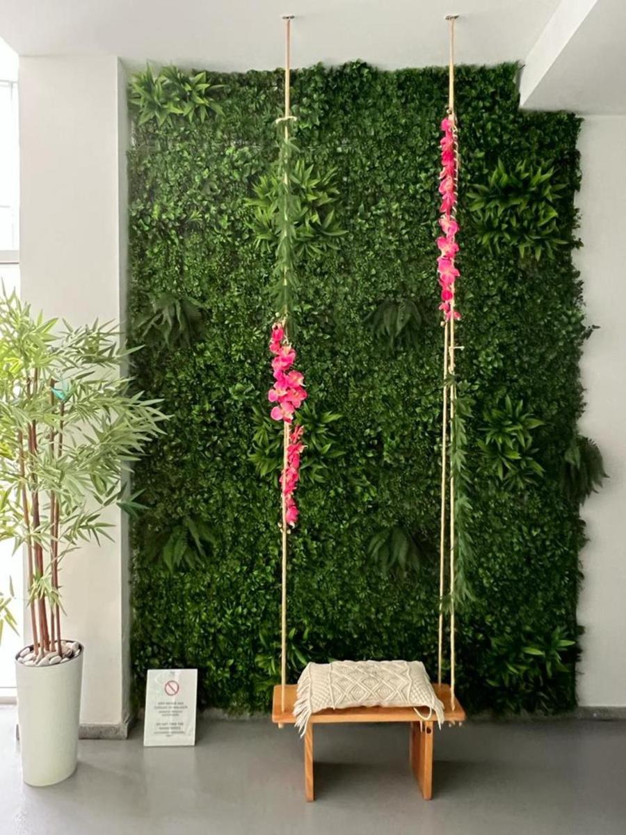 Um jardim no exterior de Boticas Hotel Art & SPA