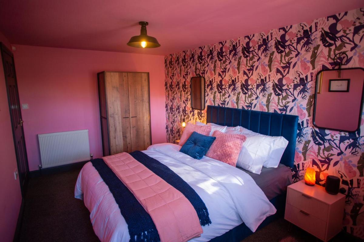 The Stables - Quirky one bed holiday home with wood fired hot tub - Housity