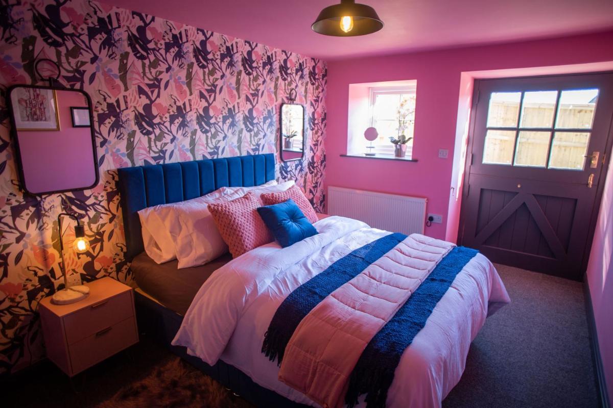 The Stables - Quirky one bed holiday home with wood fired hot tub - Housity