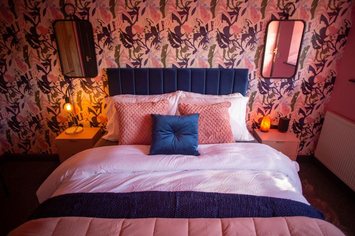 The Stables - Quirky one bed holiday home with wood fired hot tub - Housity