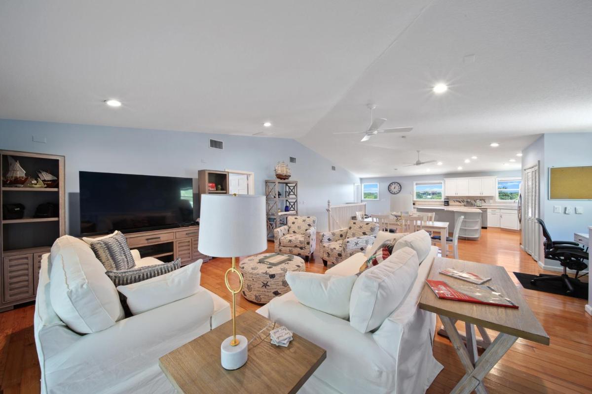Jensen Beach pool home w/ Guest Suite - Housity