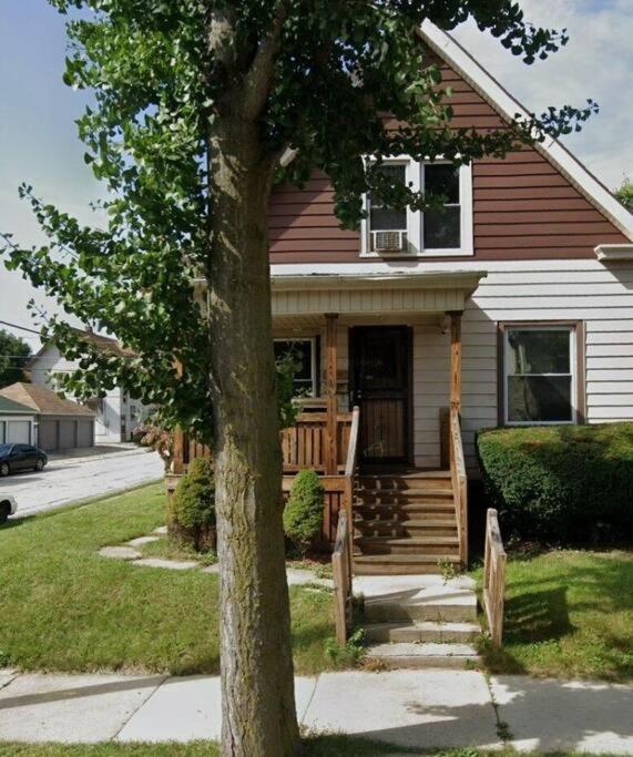 Comfy 3 bedroom home with backyard - Housity