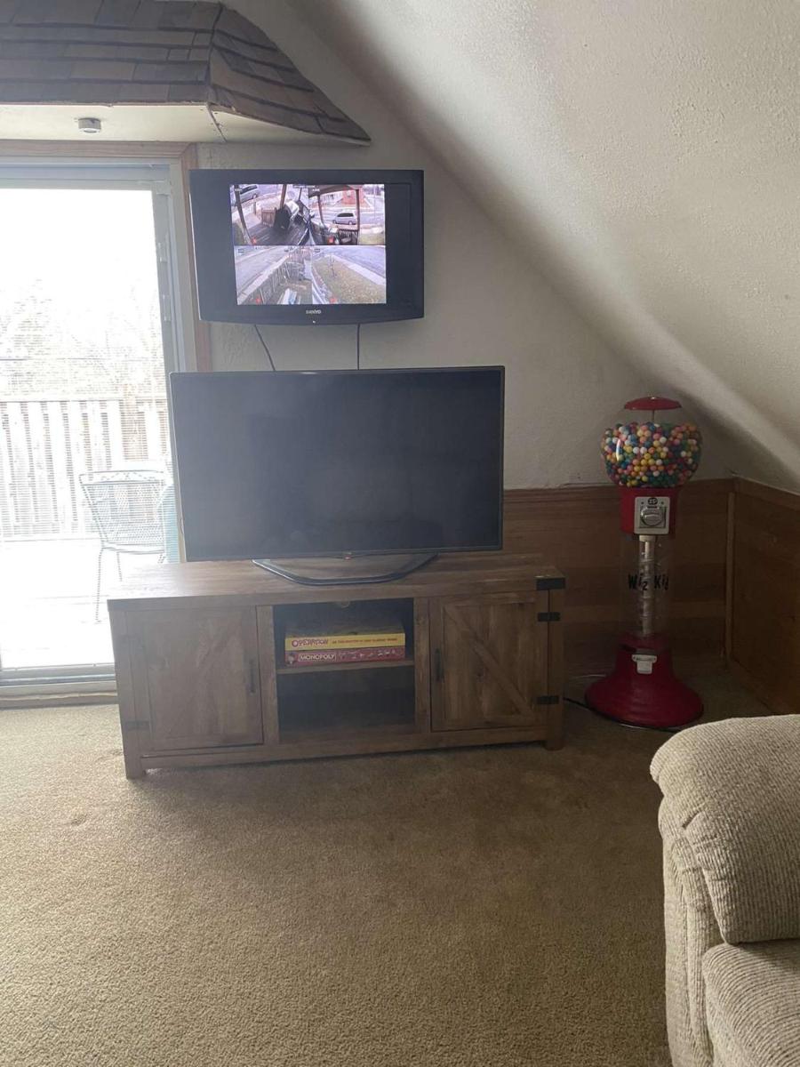 Comfy 3 bedroom home with backyard - Housity
