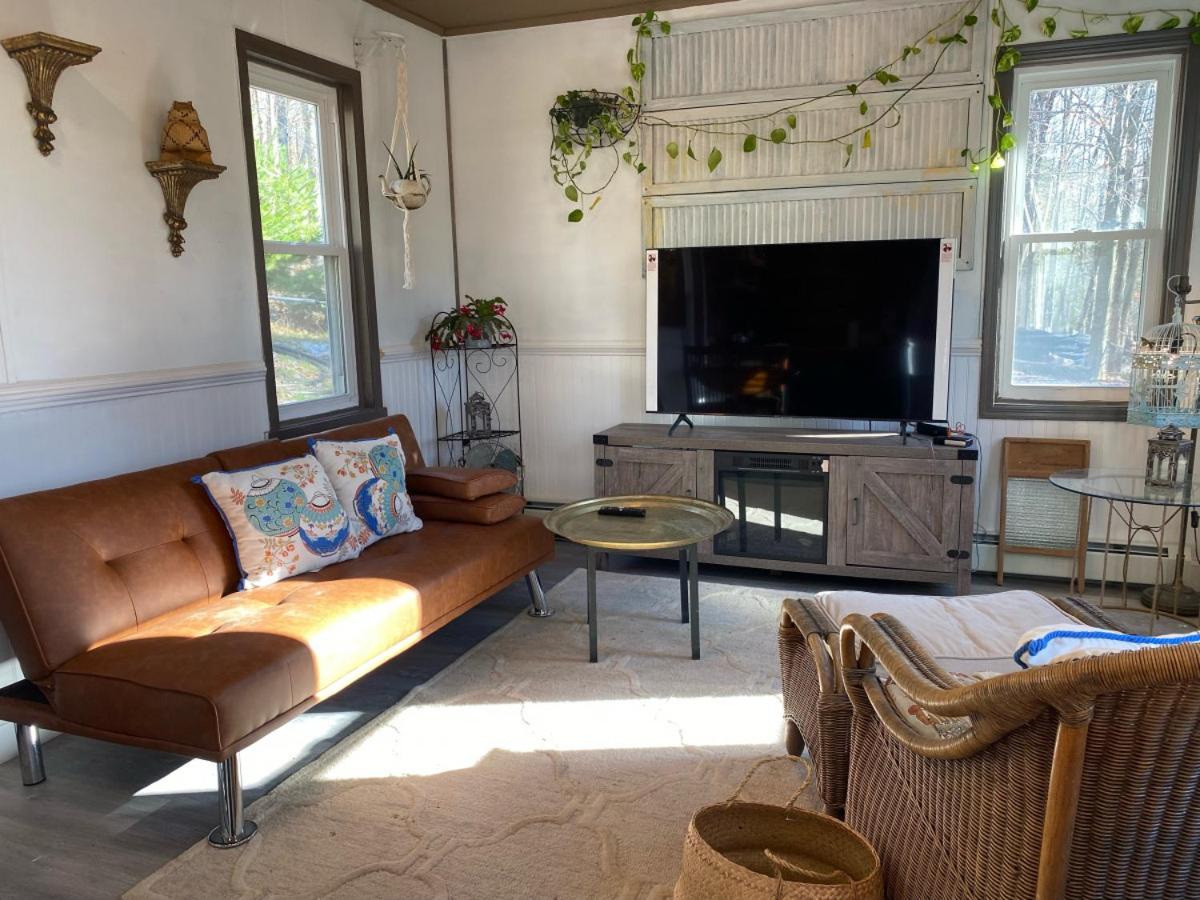 New- Cozy Tiny House with kitchenette firepit - Housity