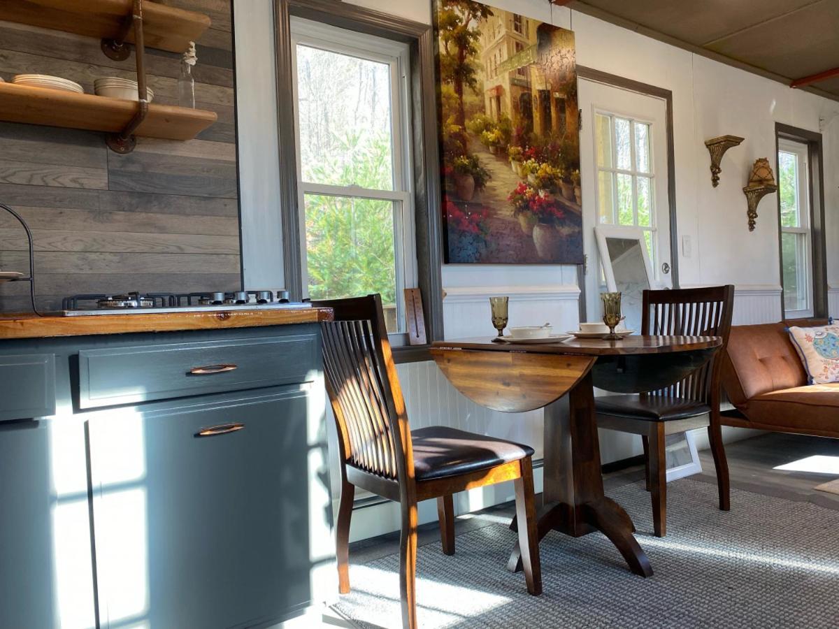 New- Cozy Tiny House with kitchenette firepit - Housity