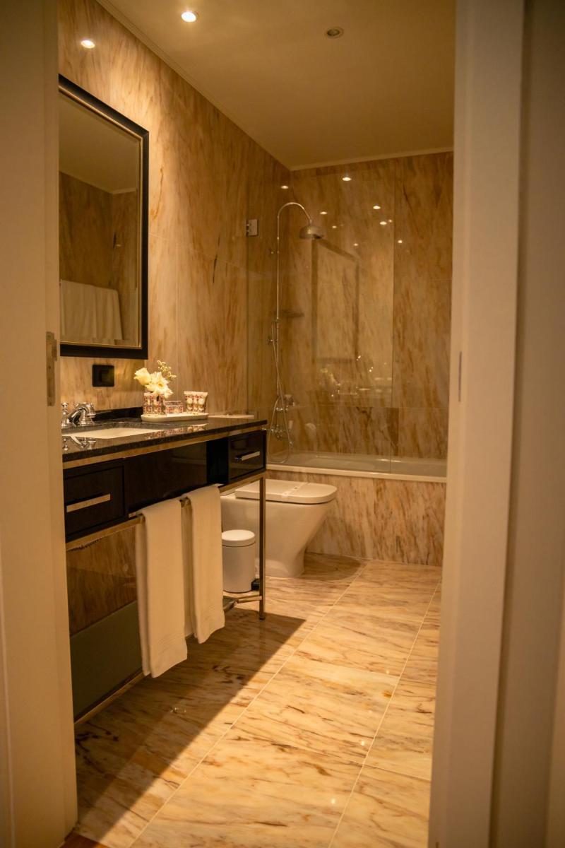 Uma casa de banho em Solar do Requeijo by Luna Hotels & Resorts
