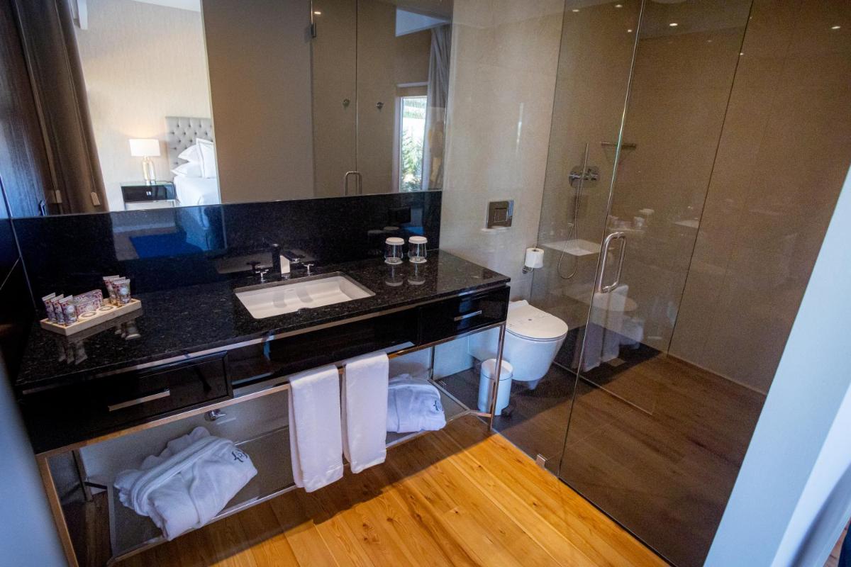 Uma casa de banho em Solar do Requeijo by Luna Hotels & Resorts
