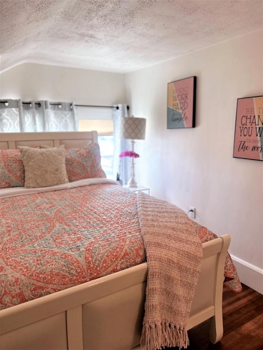 Adorable Cozy Private Room Minutes from Naval Base - Housity