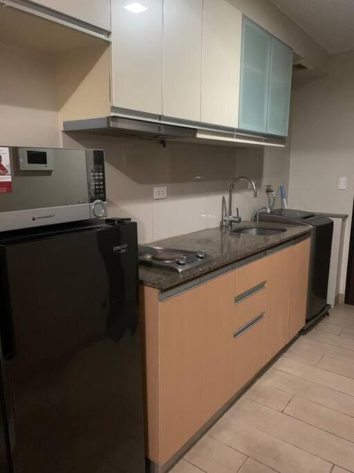A Modern Chic Unit w/Internet at Eastwood City - Housity