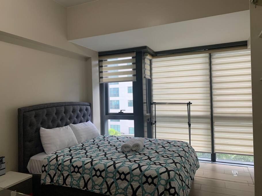 A Modern Chic Unit w/Internet at Eastwood City - Housity