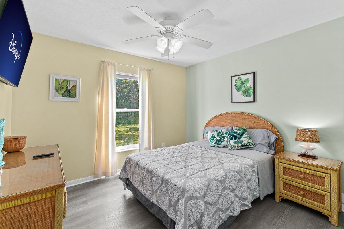 Surfside Paradise Retreat - 3BR and 2BA Duplex, Grill, DOG FRIENDLY - Close to the Beach! - Housity